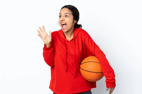 若いです女性プレイバスケットボール上の隔離された白い背景とともに驚き顔式 — ストック写真