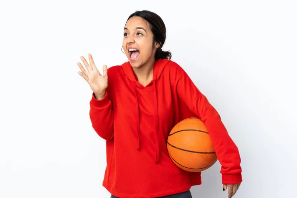 Jovem Mulher Jogando Basquete Sobre Fundo Branco Isolado Com Expressão — Fotografia de Stock