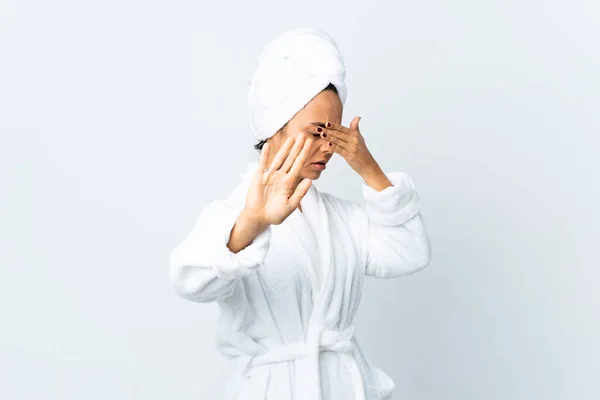 穿着浴衣的年轻女子在孤独的白色背景下做停止姿势和蒙面 — 图库照片