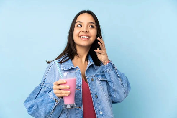 Jovem Com Batido Morango Sobre Fundo Azul Isolado Segurando Café — Fotografia de Stock