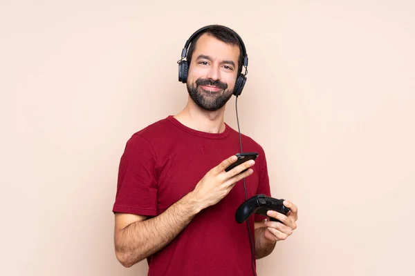 Mann Spielt Mit Einem Videospielcontroller Über Isolierte Wand Und Sendet — Stockfoto