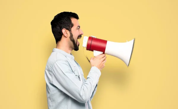 Knappe Man Met Baard Schreeuwend Door Een Megafoon Geïsoleerde Gele — Stockfoto