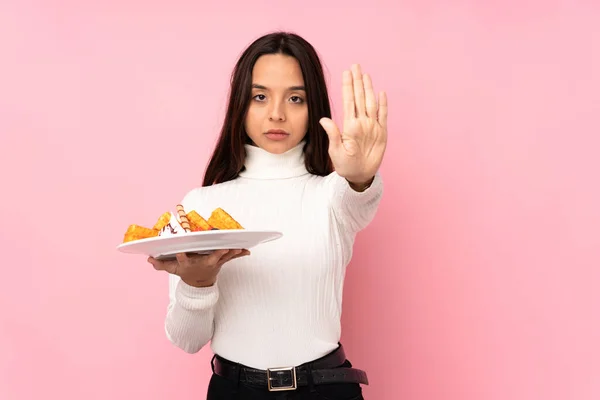 Young Brunette Woman Holding Waffles Isolated Pink Background Making Stop — Stock Photo, Image