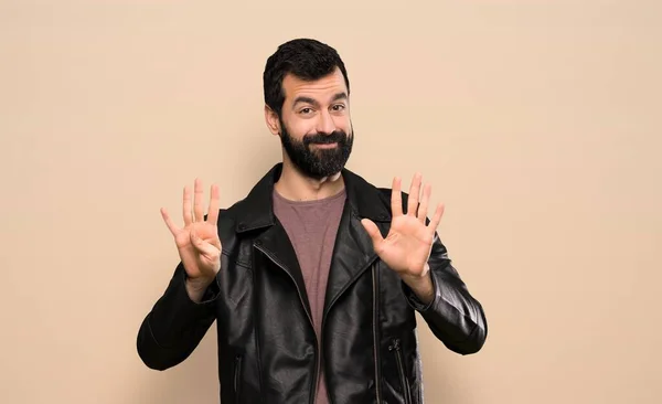 Homem Bonito Com Barba Contando Nove Com Dedos — Fotografia de Stock