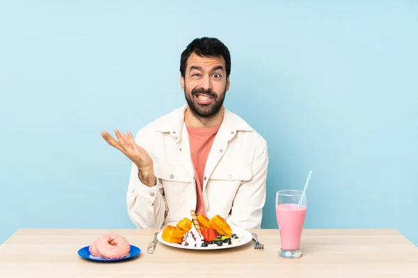 Man Vid Ett Bord Med Frukost Våfflor Och Milkshake Gör — Stockfoto