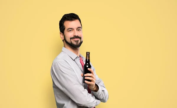 Hombre Guapo Con Barba Bebiendo Cerveza Sobre Fondo Amarillo Aislado —  Fotos de Stock