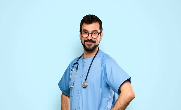 Cirurgião Médico Homem Com Óculos Sorrindo Sobre Fundo Azul Isolado — Fotografia de Stock