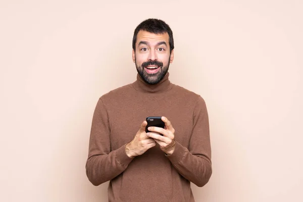 Hombre Sobre Fondo Aislado Sorprendido Enviando Mensaje —  Fotos de Stock