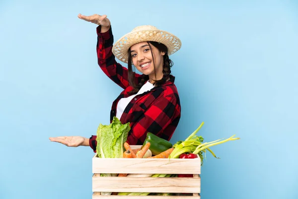 Mujer Agricultora Joven Sosteniendo Verduras Frescas Una Canasta Madera Sosteniendo — Foto de Stock