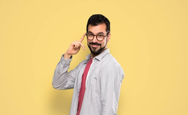 Knappe Man Met Baard Met Bril Lachend Geïsoleerde Gele Achtergrond — Stockfoto