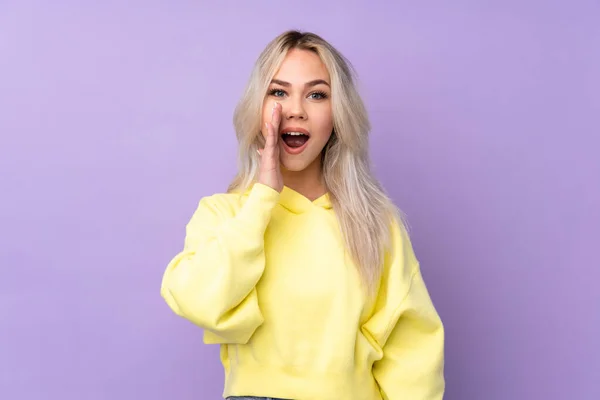 Menina Adolescente Vestindo Uma Camisola Amarela Sobre Fundo Roxo Isolado — Fotografia de Stock