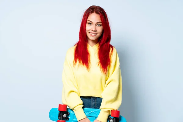 Adolescente Menina Cabelo Vermelho Isolado Fundo Azul Com Skate Com — Fotografia de Stock