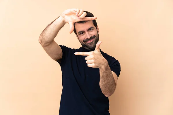 Hombre Guapo Caucásico Sobre Fondo Aislado Enfocando Cara Símbolo Encuadre — Foto de Stock