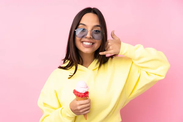 Menina Morena Jovem Segurando Sorvete Corneto Sobre Fundo Rosa Isolado — Fotografia de Stock