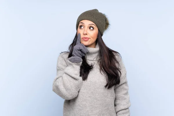 Menina Colombiana Com Chapéu Inverno Sobre Fundo Azul Isolado Pensando — Fotografia de Stock