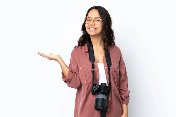 若いフォトグラファー女性以上隔離された白い背景を保持コピースペース想像上のヤシの上に挿入する広告 — ストック写真