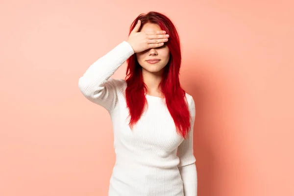 Adolescente Menina Cabelo Vermelho Isolado Fundo Rosa Cobrindo Olhos Por — Fotografia de Stock