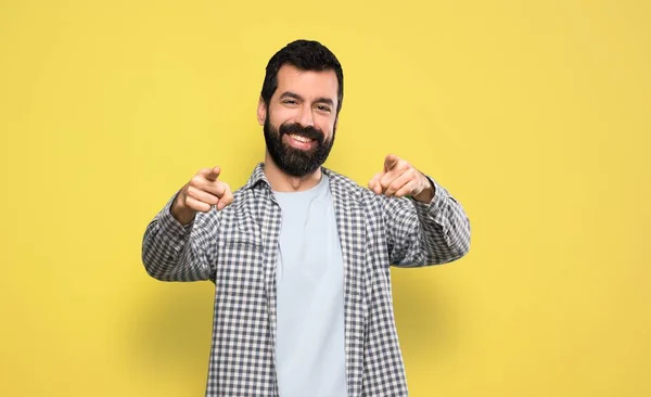 Bell Uomo Con Barba Punta Dito Mentre Sorride — Foto Stock