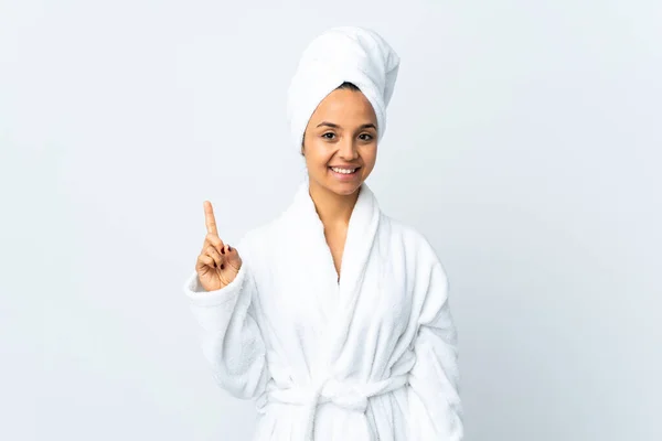 Jonge Vrouw Badjas Geïsoleerde Witte Achtergrond Wijzend Een Geweldig Idee — Stockfoto