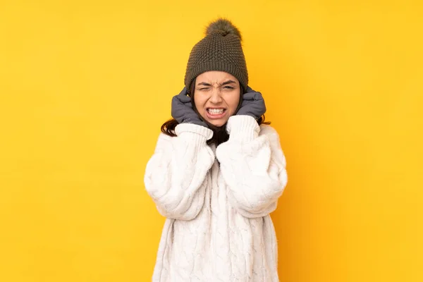 Jovem Mulher Com Chapéu Inverno Sobre Fundo Amarelo Isolado Frustrado — Fotografia de Stock