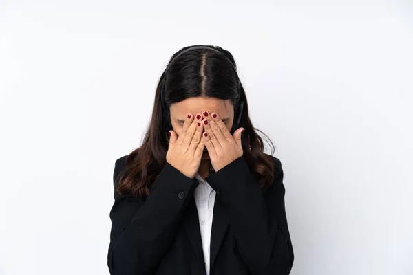 Mulher Jovem Telemarketer Isolado Fundo Branco Com Expressão Cansada Doente — Fotografia de Stock