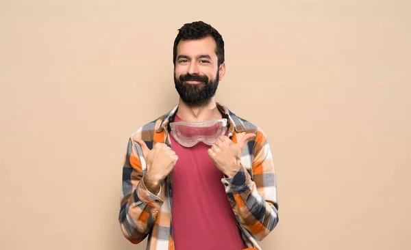 Artesanos Hombre Con Los Pulgares Hacia Arriba Gesto Sonriendo — Foto de Stock