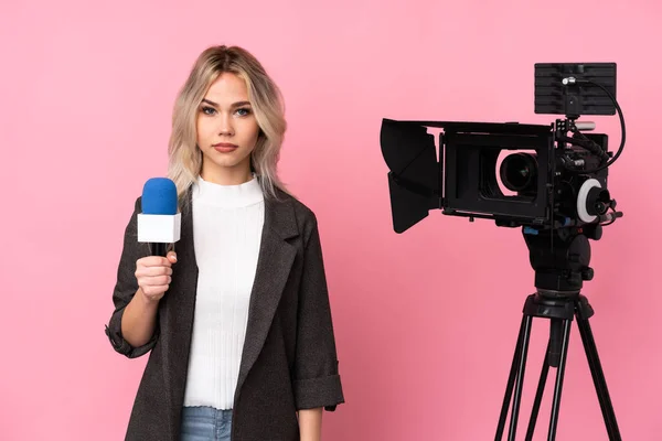 Femme Journaliste Tenant Microphone Rapportant Des Nouvelles Sur Fond Rose — Photo