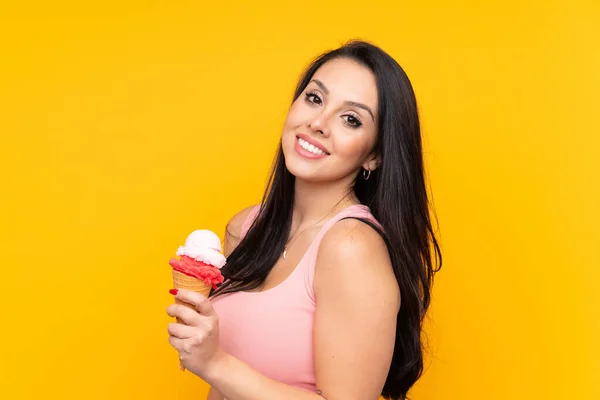 Joven Colombiana Sosteniendo Helado Corneta Sobre Fondo Amarillo Aislado Sonriendo —  Fotos de Stock