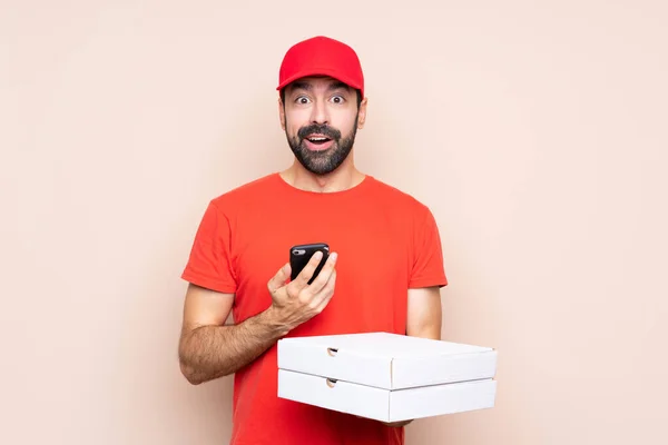 Arka Planda Pizza Tutan Genç Adam Şaşırdı Bir Mesaj Gönderiyor — Stok fotoğraf
