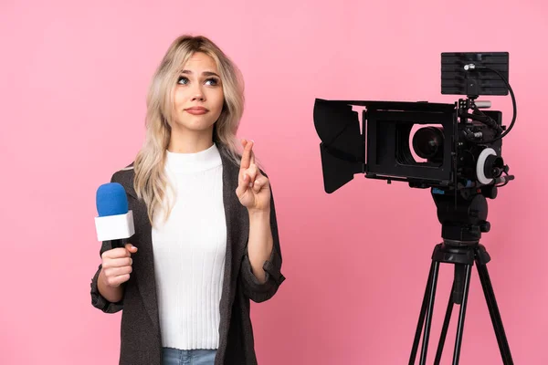 Reporter Kvinna Som Håller Mikrofon Och Rapporterar Nyheter Över Isolerade — Stockfoto