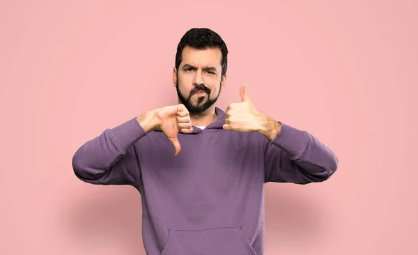 Sweatshirt Yakışıklı Adam Iyiye Kötüye Işaret Yapıyor Evet Hayır Arasında — Stok fotoğraf
