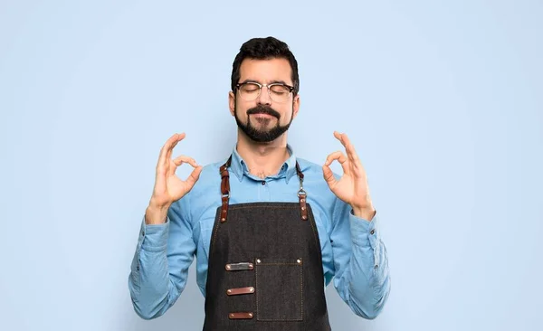 Hombre Con Delantal Pose Zen Sobre Fondo Azul Aislado — Foto de Stock