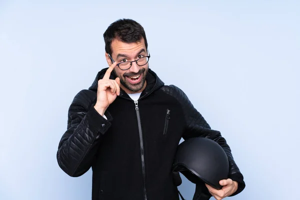 Homem Com Capacete Motocicleta Sobre Fundo Isolado Com Óculos Surpreso — Fotografia de Stock