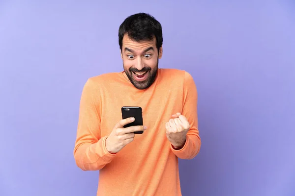 Caucasian Handsome Man Isolated Purple Background Surprised Sending Message — Stock Photo, Image