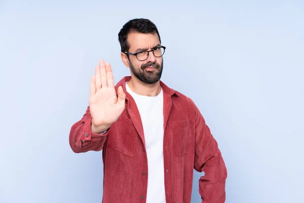 Junger Kaukasischer Mann Cordjacke Über Blauem Hintergrund Macht Stop Geste — Stockfoto