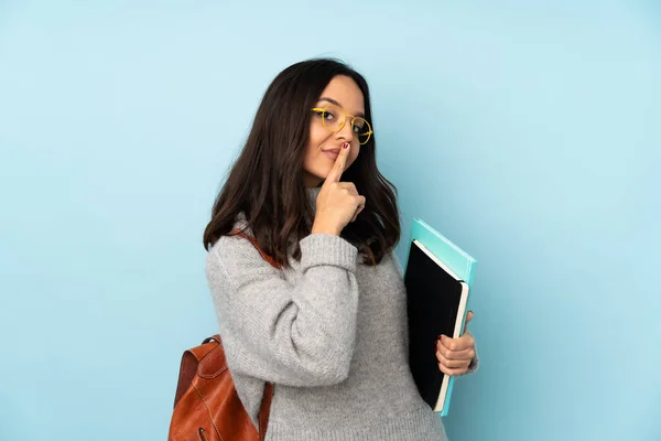 Ung Blandras Kvinna Går Skolan Isolerad Blå Bakgrund Visar Ett — Stockfoto