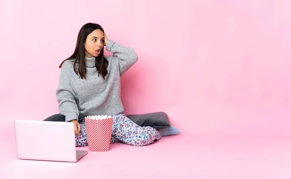 Junge Frau Mit Gemischter Rasse Isst Popcorn Während Sie Einen — Stockfoto