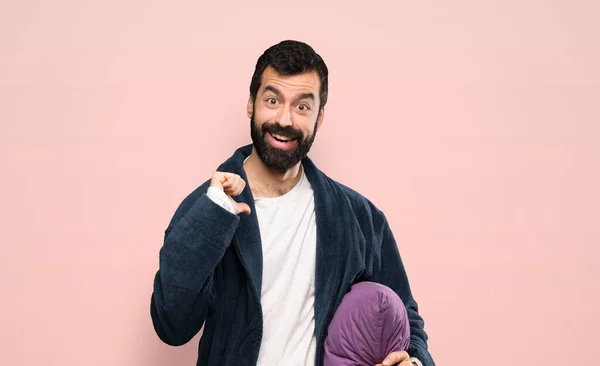 Hombre Con Barba Pijama Con Expresión Facial Sorpresa Sobre Fondo —  Fotos de Stock