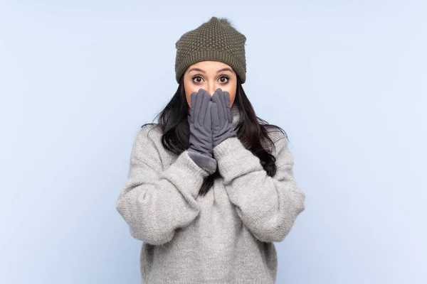 Joven Colombiana Con Sombrero Invierno Sobre Fondo Azul Aislado Con —  Fotos de Stock