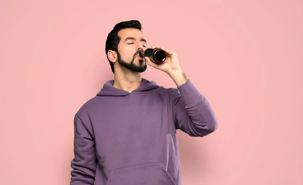 Hombre Guapo Con Sudadera Bebiendo Cerveza Sobre Fondo Rosa Aislado —  Fotos de Stock