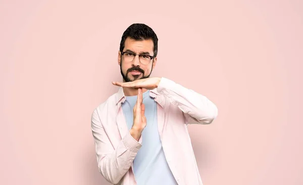 Hombre Guapo Con Barba Haciendo Gesto Tiempo Fuera Sobre Fondo —  Fotos de Stock