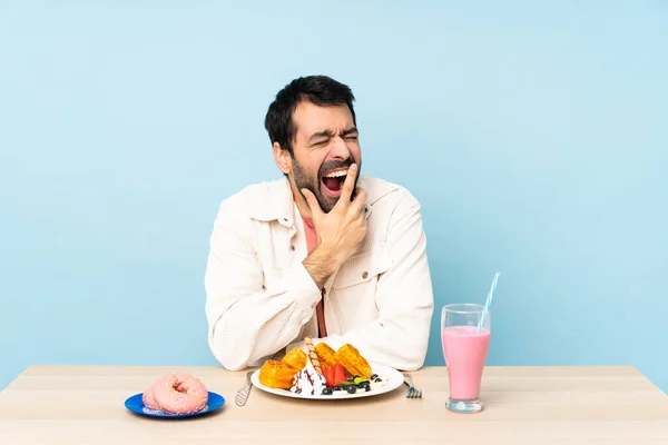 Kahvaltıda Waffle Yiyen Milkshake Içen Bir Adam — Stok fotoğraf