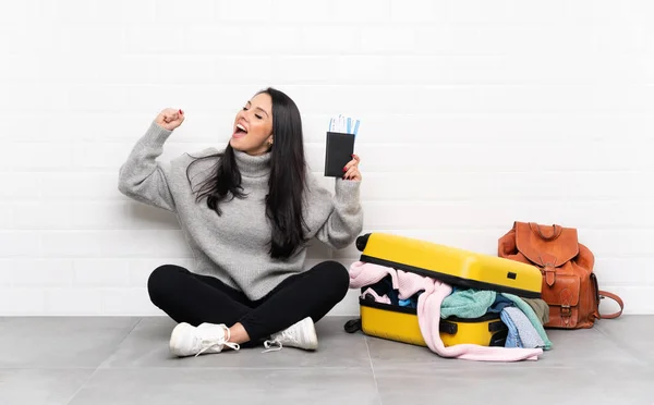 Viaggiatore Ragazza Colombiana Con Una Valigia Piena Vestiti Seduti Sul — Foto Stock