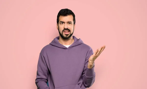 Bonito Homem Com Camisola Fazendo Gestos Dúvidas Sobre Fundo Rosa — Fotografia de Stock