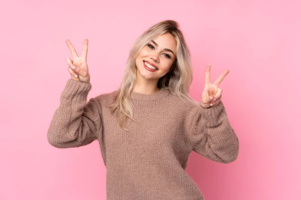 Adolescente Rubia Chica Usando Suéter Sobre Aislado Rosa Fondo Mostrando — Foto de Stock