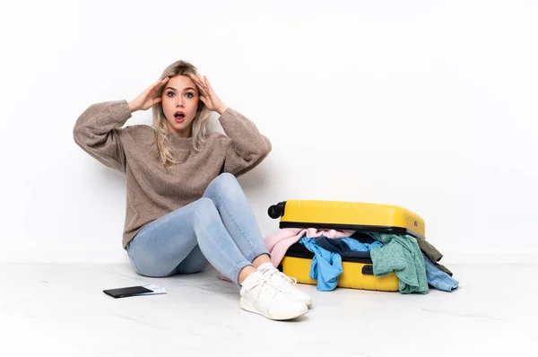 Teenager Ragazza Bionda Con Una Valigia Piena Vestiti Seduti Sul — Foto Stock