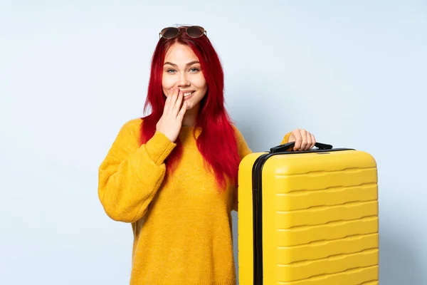 Chica Viajero Sosteniendo Una Maleta Aislada Sobre Fondo Azul Feliz — Foto de Stock