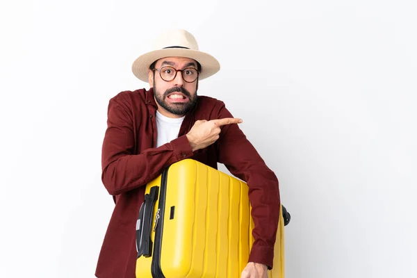 Viaggiatore Uomo Con Barba Possesso Una Valigia Sfondo Bianco Isolato — Foto Stock