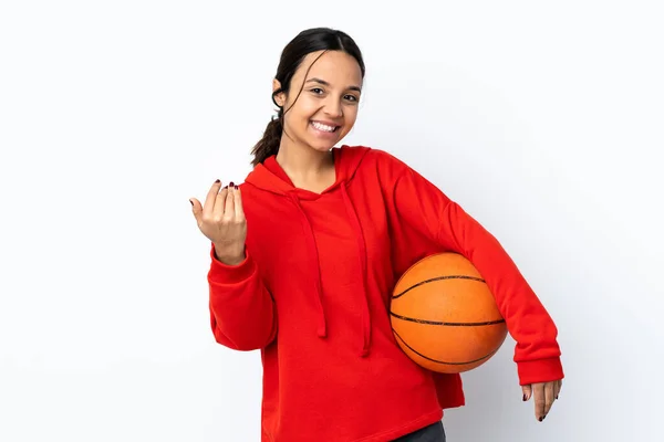 孤立した白い背景にバスケットボールをしている若い女性が手を携えて来るように誘います 来てくれて嬉しい — ストック写真