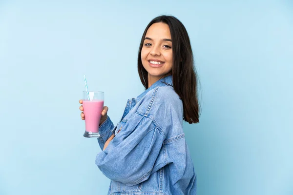 Mujer Joven Con Batido Fresa Sobre Fondo Azul Aislado Con —  Fotos de Stock